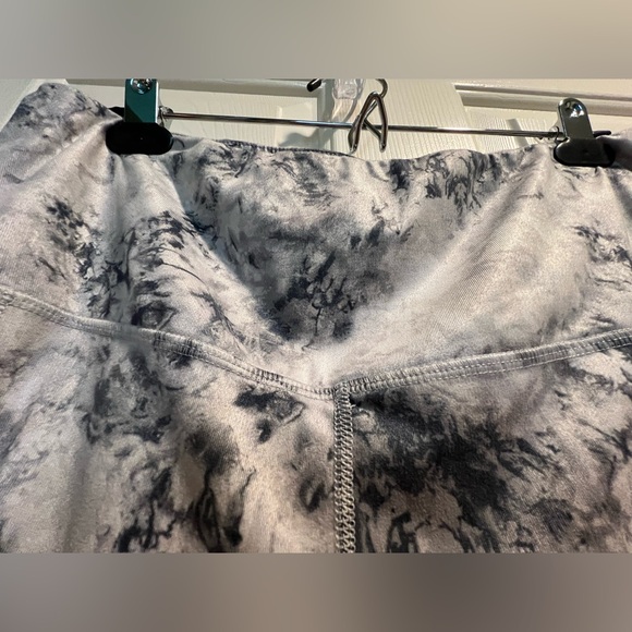 Women’s SO leggings - gray (light and dark) & white - size XL - thigh pockets - Picture 7 of 11